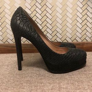 NWOT- Por La Victoire Black Pumps